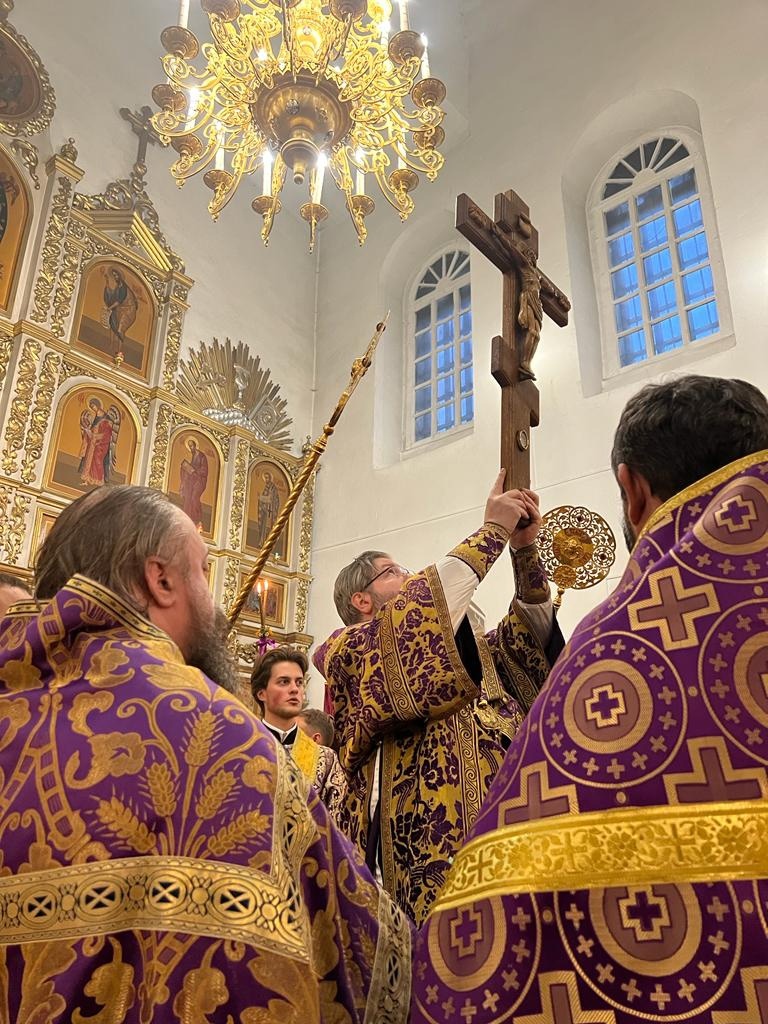 Облачение на воздвижение креста. С праздником воздвижения креста. православный воздвижение креста. храм воздвижения креста господня. воздвижение креста господня служба в храме.